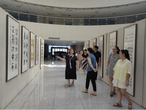 美术学院党委组织教师参观廉洁文化书画作品展，深化文化艺术交流活动